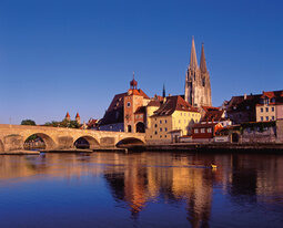 Blick auf Regensburg mit steinernen Brücke im Vordergrund